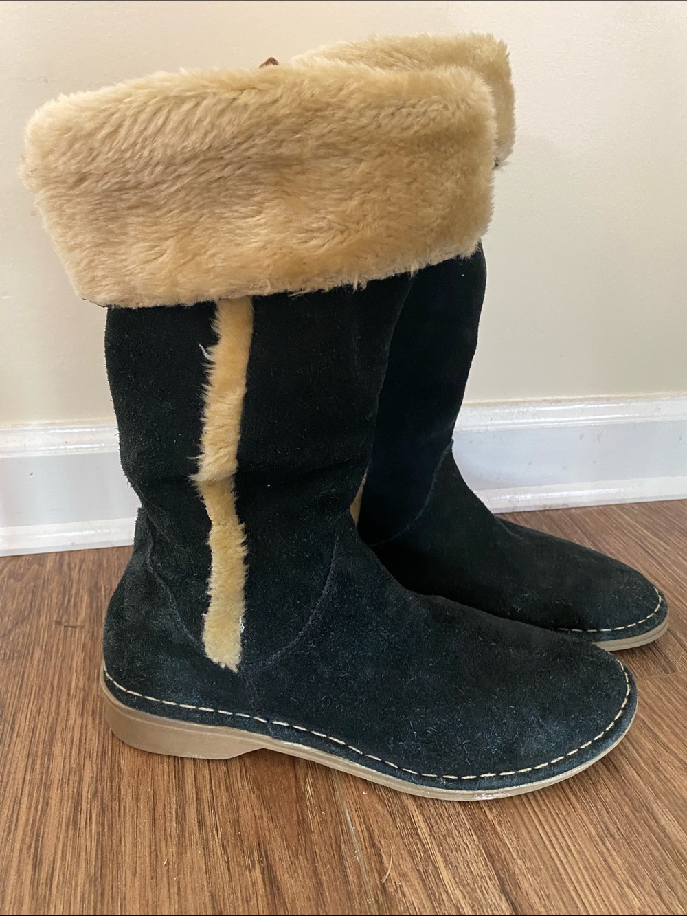 VTG Nine West rustic suede moccasin boots. Faux fur. Size 8 boho festival winter